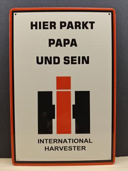 Hier Parkt Papa und sein IHC Blechschild