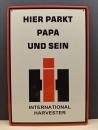 Hier Parkt Papa und sein IHC Blechschild