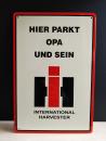 Hier Parkt Opa und sein IHC Blechschild