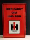 Hier Parkt Opa und sein IHC Blechschild rot